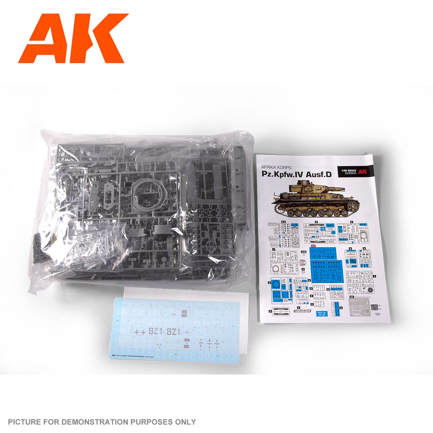 AK Interactive - 1/35 Scale Models - PZ.KPFW.IV AUSF.D AFRIKA KORPS + 5 FIGURES GERMAN TANK CREW AFRIKA KORPS