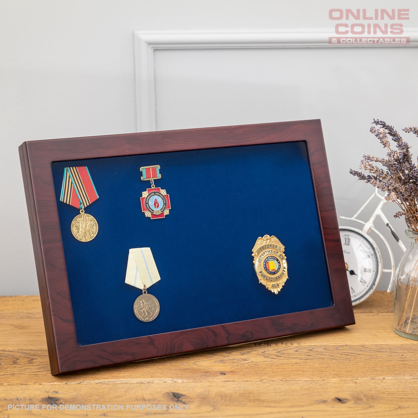 MILITARIA Vitrine with glass lid and display function
