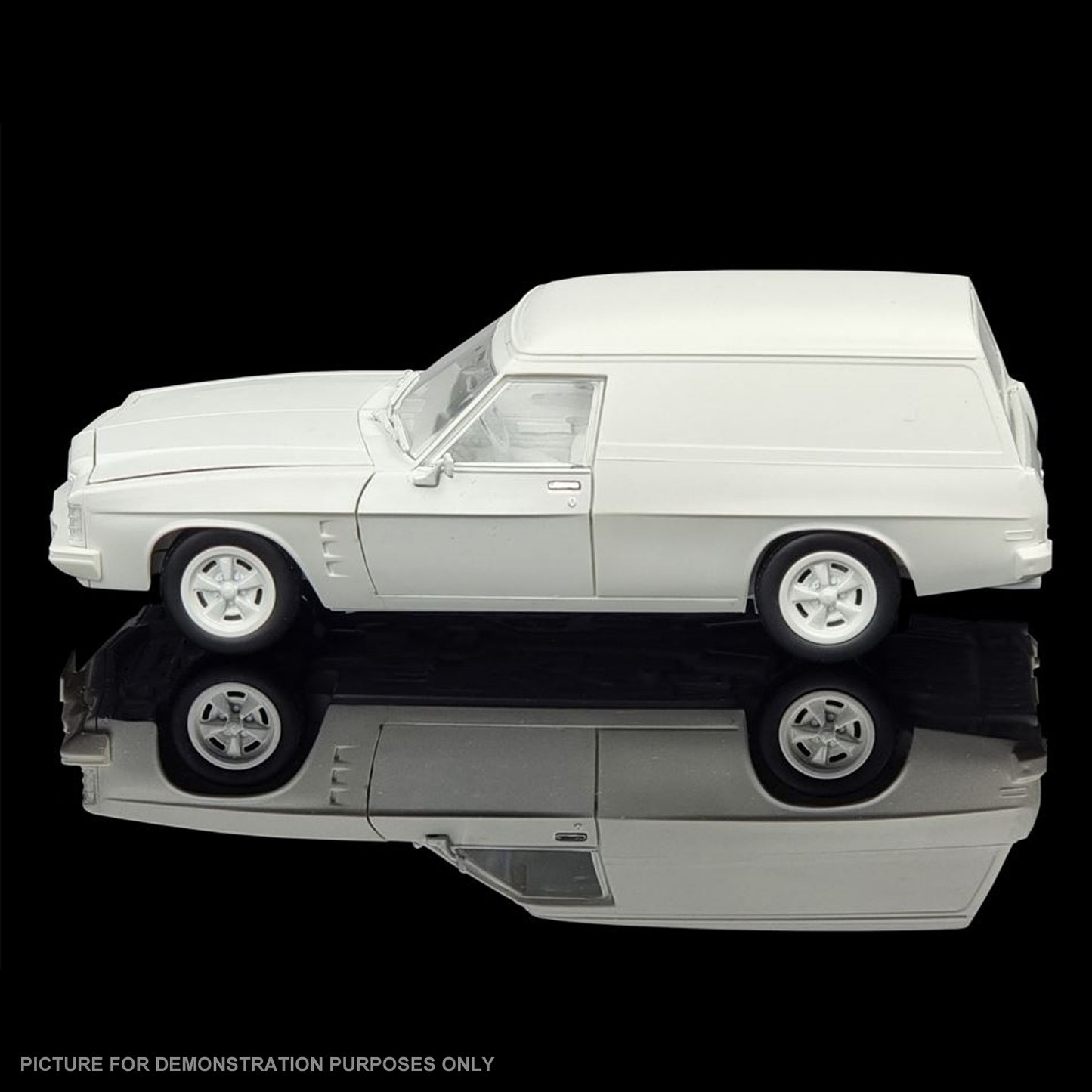 DDA Plastic Model Kit - 1:24 Holden 1975 HJ Sandman Panelvan